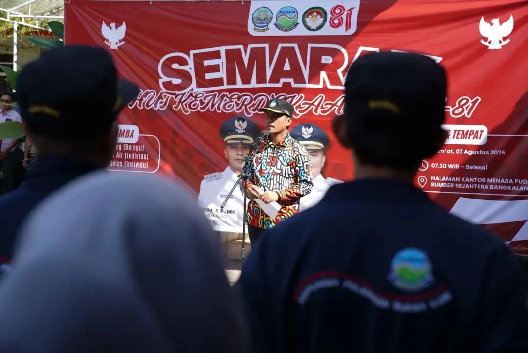 Bupati Bangkalan Lukman Hakim saat memberikan pembinaan kepada pegawai PUDAM Sejahtera