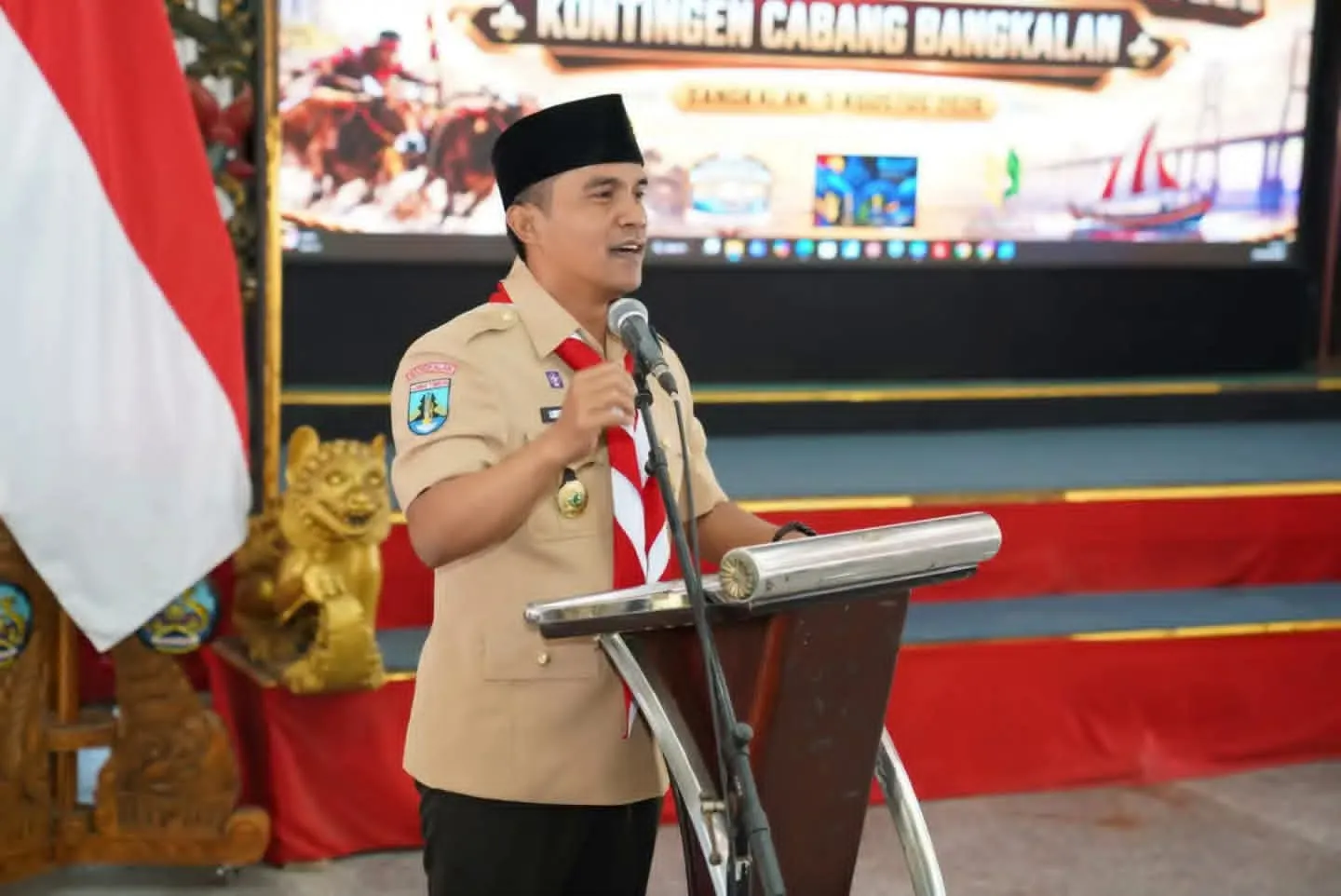 Bupati Bangkalan melepas kontingen Pramuka Kwarcab Bangkalan menuju Jambore Nasional XII.