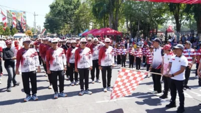 Bupati Bangkalan Lukman Hakim melepas peserta gerak jalan HUT ke-81 RI