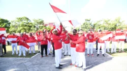 Bupati Sumenep menyerahkan Bendera Merah Putih kepada ASN menjelang HUT Ke-81 RI.