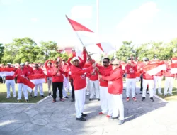Bupati Sumenep Bagikan Bendera Merah Putih kepada ASN, Ajak Semarakkan HUT Ke-81 Kemerdekaan RI