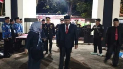 Bupati Sumenep Achmad Fauzi mengikuti Apel Kehormatan dan Renungan Suci di TMP Jokotole.