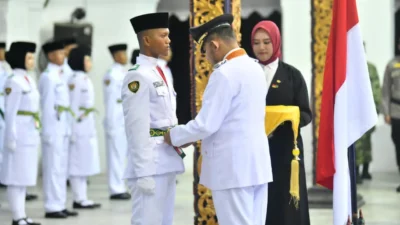 Bupati Sumenep Achmad Fauzi mengukuhkan Paskibraka 2026