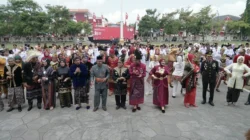 Bupati Sumenep dan pejabat Pemkab mengenakan busana adat Nusantara saat upacara HUT ke-81 RI