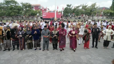 Bupati Sumenep dan pejabat Pemkab mengenakan busana adat Nusantara saat upacara HUT ke-81 RI