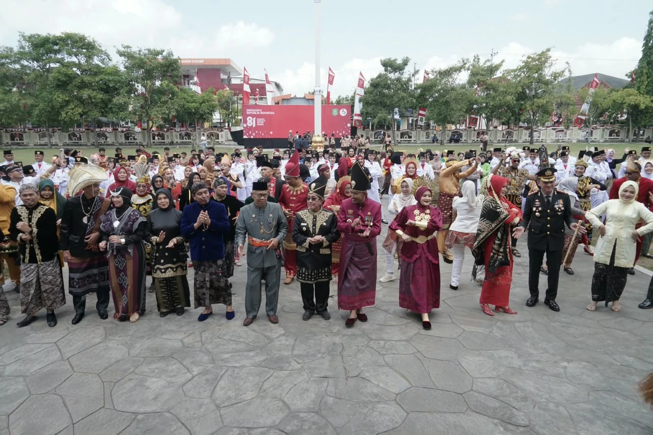 Bupati Sumenep dan pejabat Pemkab mengenakan busana adat Nusantara saat upacara HUT ke-81 RI