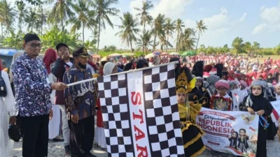 Camat Pragaan Indra Hernawan melepas pawai HUT ke-81 RI diikuti PAUD TK RA dan SD