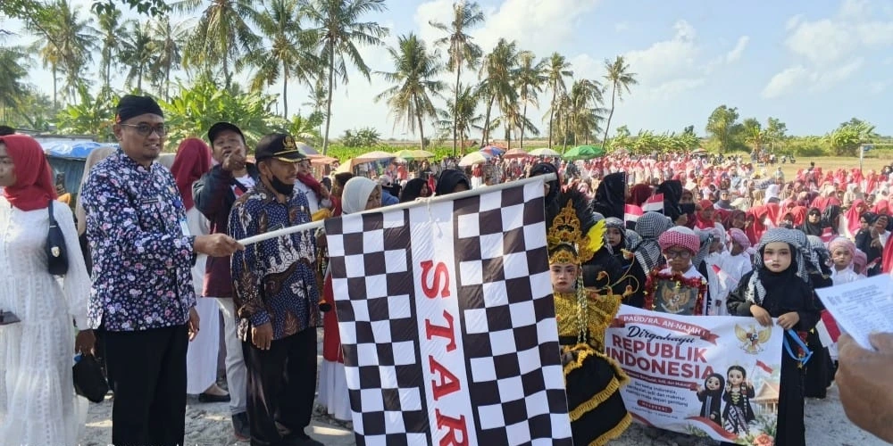 Camat Pragaan Indra Hernawan melepas pawai HUT ke-81 RI diikuti PAUD TK RA dan SD