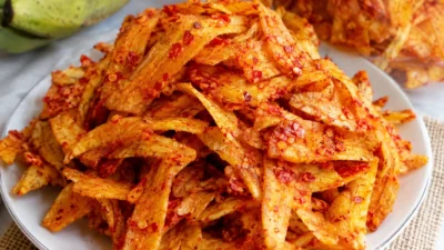 Stik pisang balado renyah dengan bumbu pedas sebagai camilan kekinian