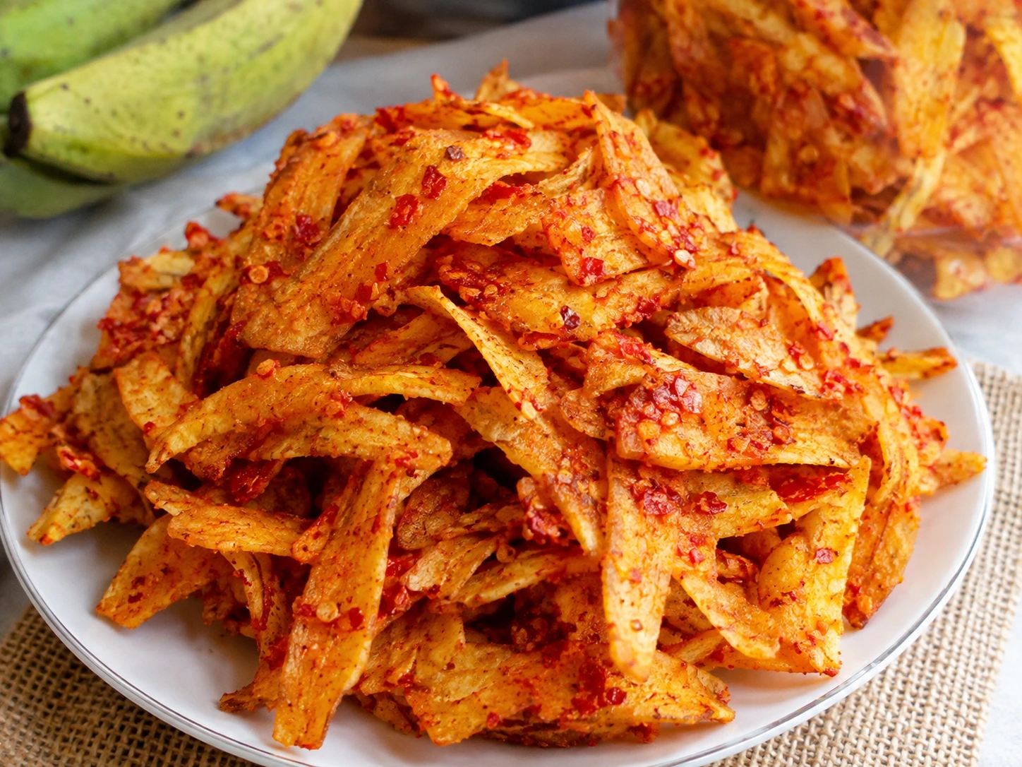 Stik pisang balado renyah dengan bumbu pedas sebagai camilan kekinian