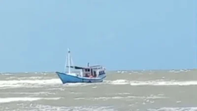 Kapal Cahaya Purnama terjebak di karang Tanjung Saronggi Sumenep