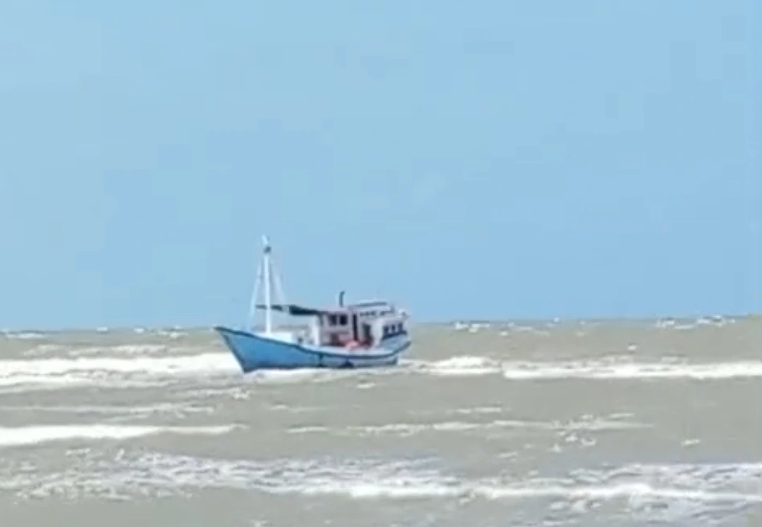 Kapal Cahaya Purnama terjebak di karang Tanjung Saronggi Sumenep