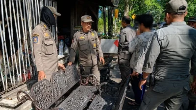 Kursi besi fasilitas umum milik Pemerintah Kota Surabaya di taman kota dan jalur pedestrian yang menjadi sasaran pencurian.