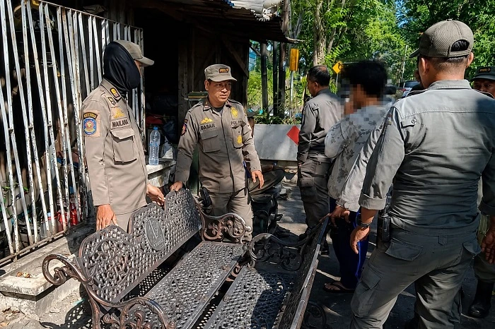 Kursi besi fasilitas umum milik Pemerintah Kota Surabaya di taman kota dan jalur pedestrian yang menjadi sasaran pencurian.