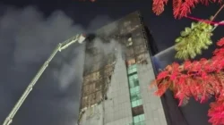 Petugas damkar menyisir Gedung Bapenda DKI Jakarta setelah kebakaran