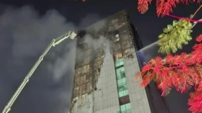 Petugas damkar menyisir Gedung Bapenda DKI Jakarta setelah kebakaran