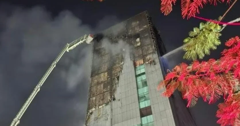 Petugas damkar menyisir Gedung Bapenda DKI Jakarta setelah kebakaran