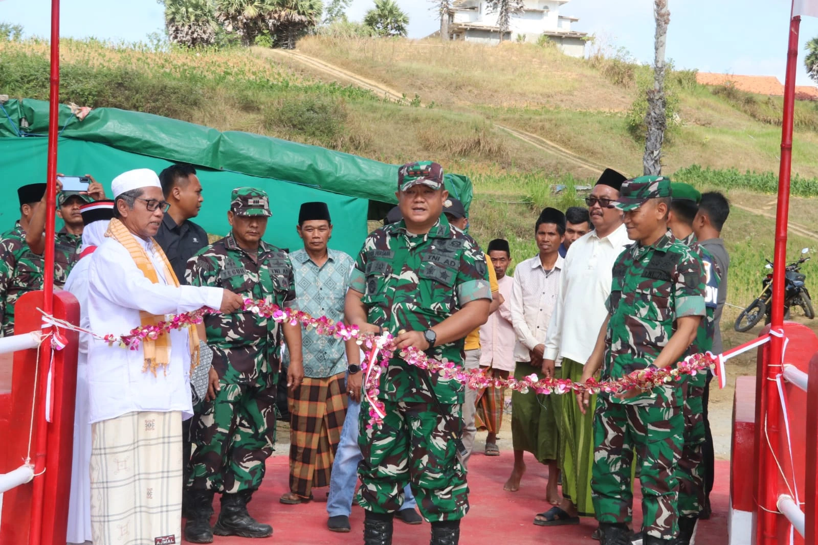 Dandim 0827 Sumenep resmikan Jembatan Karang di Desa Mandala