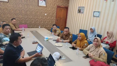Diskominfo Sumenep menerima kunjungan Diskominfo Sampang untuk memperkuat kolaborasi inovasi Pemerintahan Digital dan SPBE.