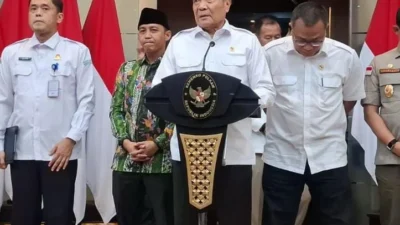 Menko Polkam Djamari Chaniago menegaskan aturan pencopotan kapolda dan pangdam terkait karhutla
