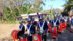 Drumband SMPN 1 Giligenting Meriahkan HUT ke-81 RI Sebelum Upacara di Lapangan Panggulan