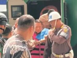 Febrie Adriansyah Tiba di Kejagung, Pakai Rompi Tahanan dan Diborgol