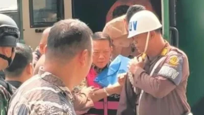 Febrie Adriansyah tiba di Kejagung dengan rompi tahanan dan tangan diborgol