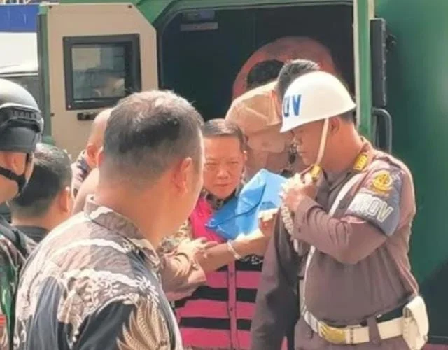 Febrie Adriansyah tiba di Kejagung dengan rompi tahanan dan tangan diborgol