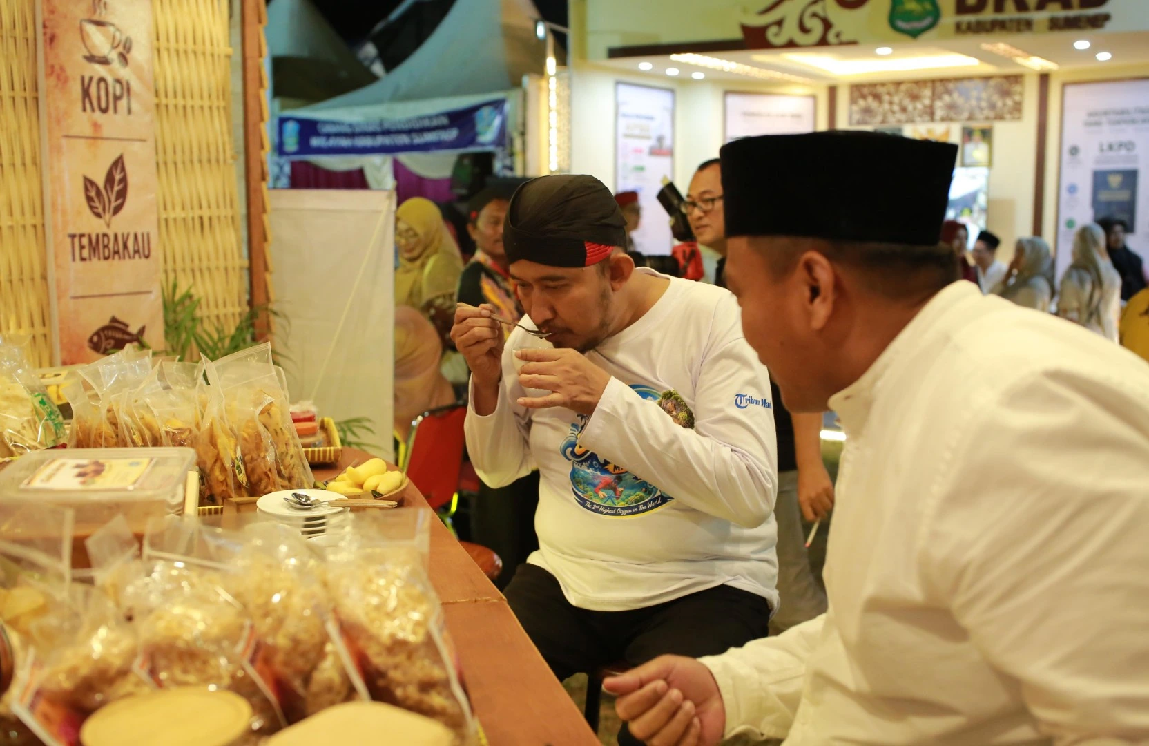 Bupati Sumenep Achmad Fauzi Wongsojudo mengunjungi Festival Desa Wisata Madura 2026