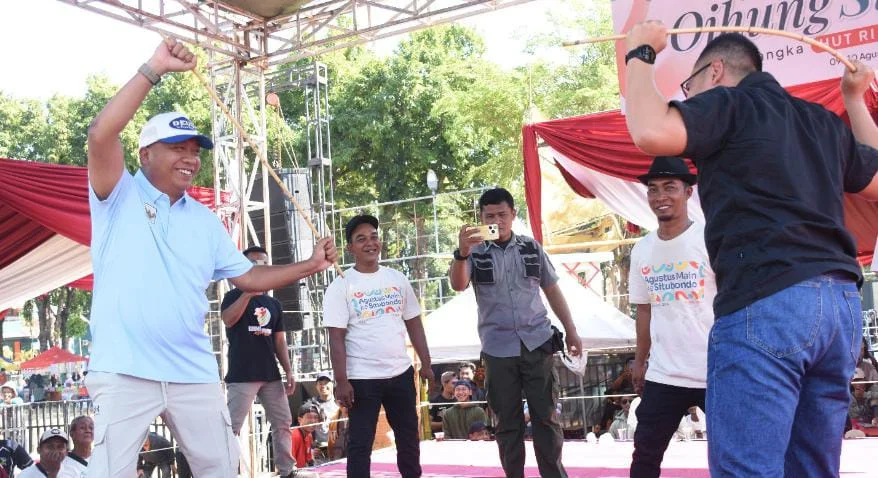Bupati Situbondo dan Dandim adu rotan dalam Festival Ojhung 2026