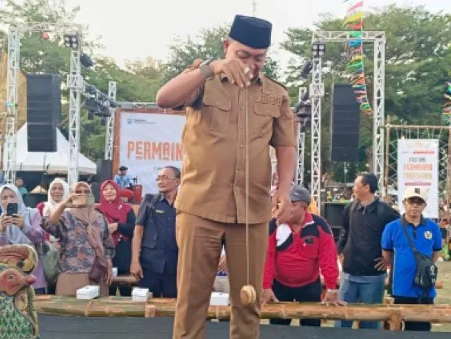 Bupati Situbondo membuka Festival Permainan Tradisional Harjakasi ke-208