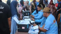Petugas Dispendukcapil Sampang melayani administrasi kependudukan warga Pulau Mandangin dalam Festival Pesisir 2026