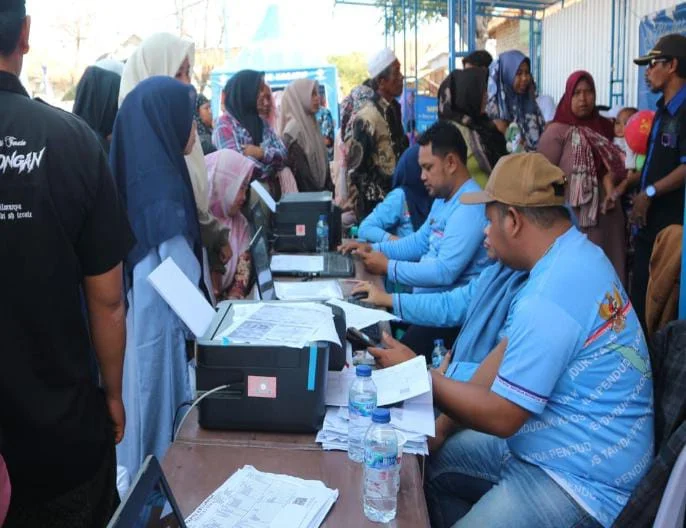 Petugas Dispendukcapil Sampang melayani administrasi kependudukan warga Pulau Mandangin dalam Festival Pesisir 2026