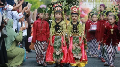 Festival Tan Pangantanan Sumenep diikuti siswa TK dan SD dengan busana khas daerah