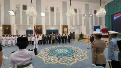 Gibran mengukuhkan 76 Paskibraka 2026 di Istana Negara.