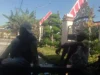 Gotong Royong Tukang di Lenteng Timur Sumenep Warnai Pengecatan Rumah Warga
