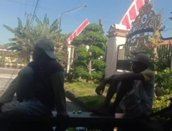 Gotong Royong Tukang di Lenteng Timur Sumenep Warnai Pengecatan Rumah Warga