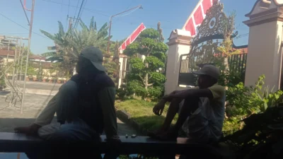 Para tukang bergotong royong mengecat rumah warga di Desa Lenteng Timur, Kecamatan Lenteng, Kabupaten Sumenep.