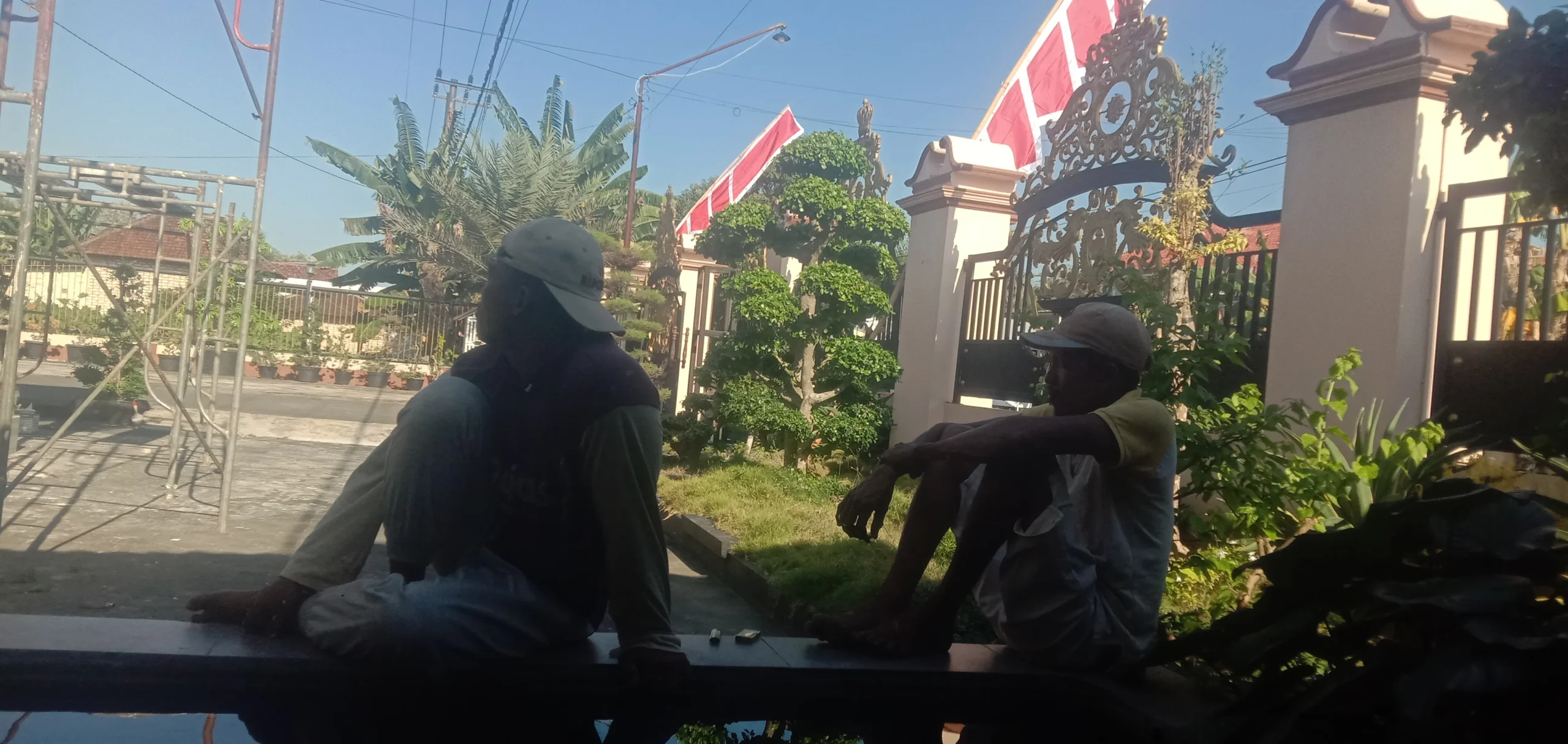 Para tukang bergotong royong mengecat rumah warga di Desa Lenteng Timur, Kecamatan Lenteng, Kabupaten Sumenep.