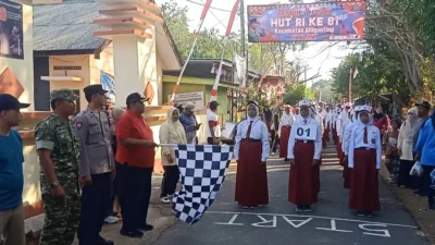 Camat Giligenting Akhmad Hidayat melepas gerak jalan pelajar HUT ke-81 RI