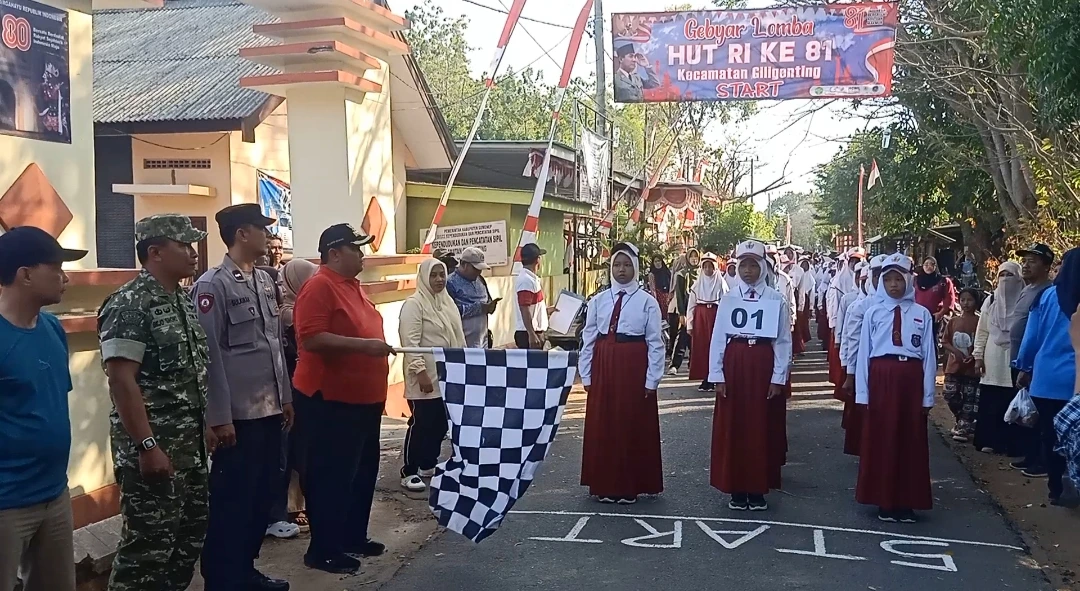 Camat Giligenting Akhmad Hidayat melepas gerak jalan pelajar HUT ke-81 RI