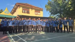 Upacara HUT ke-81 RI ASN Diskominfo Sumenep di halaman kantor Diskominfo