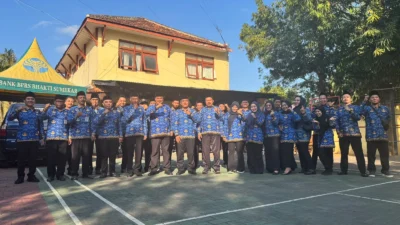 Upacara HUT ke-81 RI ASN Diskominfo Sumenep di halaman kantor Diskominfo