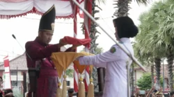 Bupati Sumenep Achmad Fauzi memimpin upacara HUT ke-81 RI di halaman Kantor Bupati