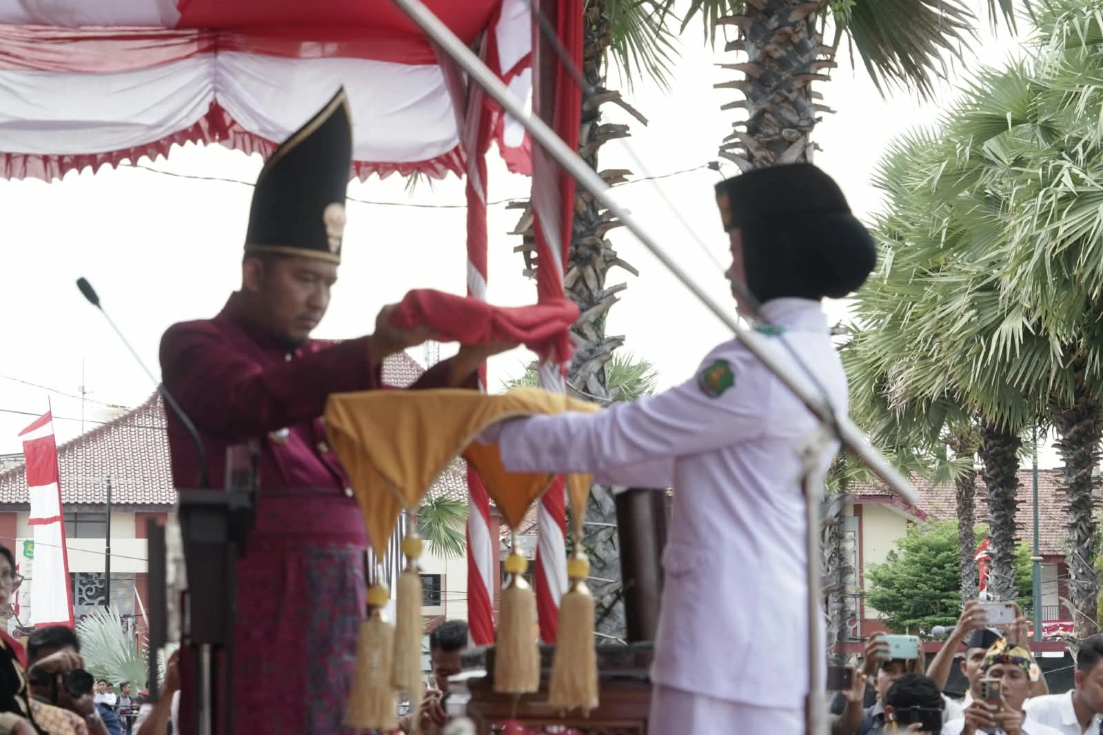 Bupati Sumenep Achmad Fauzi memimpin upacara HUT ke-81 RI di halaman Kantor Bupati