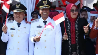 Bupati Lukman Hakim mengikuti upacara HUT ke-81 RI di Alun-Alun Bangkalan