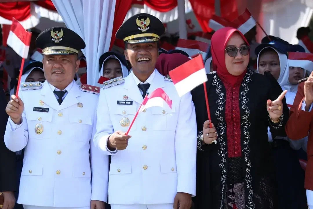 Bupati Lukman Hakim mengikuti upacara HUT ke-81 RI di Alun-Alun Bangkalan