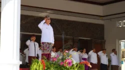 Bupati Buleleng I Nyoman Sutjidra saat membacakan sambutan Gubernur Bali pada Hari Jadi ke-68 Provinsi Bali.