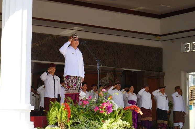 Bupati Buleleng I Nyoman Sutjidra saat membacakan sambutan Gubernur Bali pada Hari Jadi ke-68 Provinsi Bali.