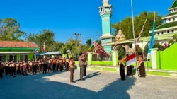 Siswa MI An-Nibros I Giligenting mengikuti upacara dan bakti sosial Hari Pramuka ke-65
